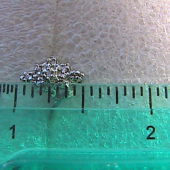 10k White Gold Diamond Cluster Ring - Picture 4 of 8